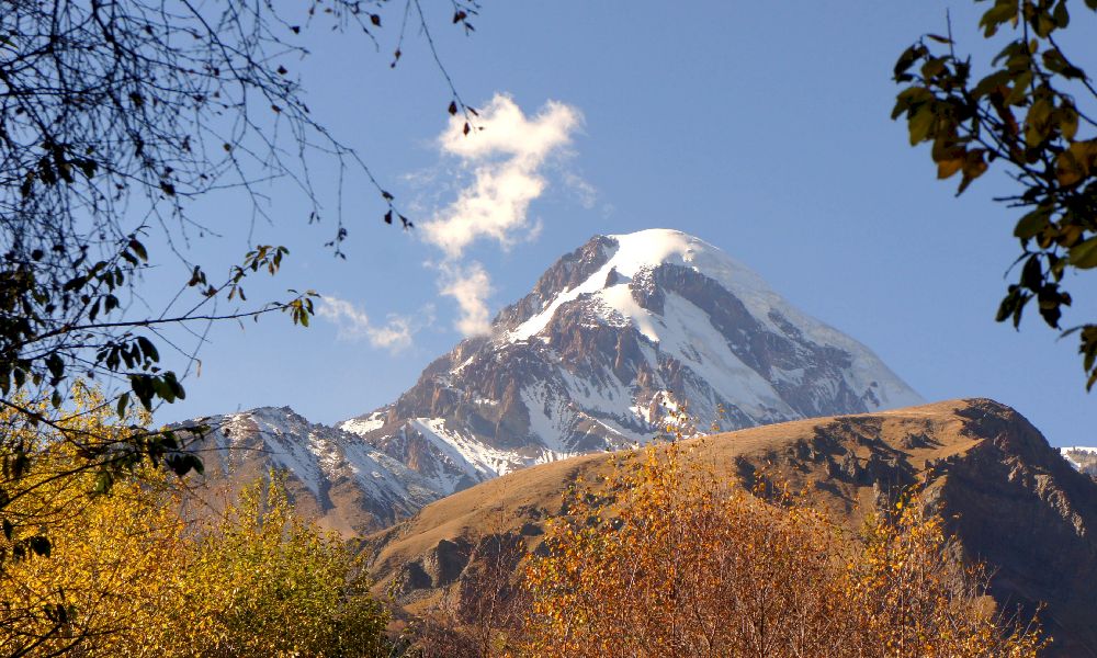 гора Казбек находится
